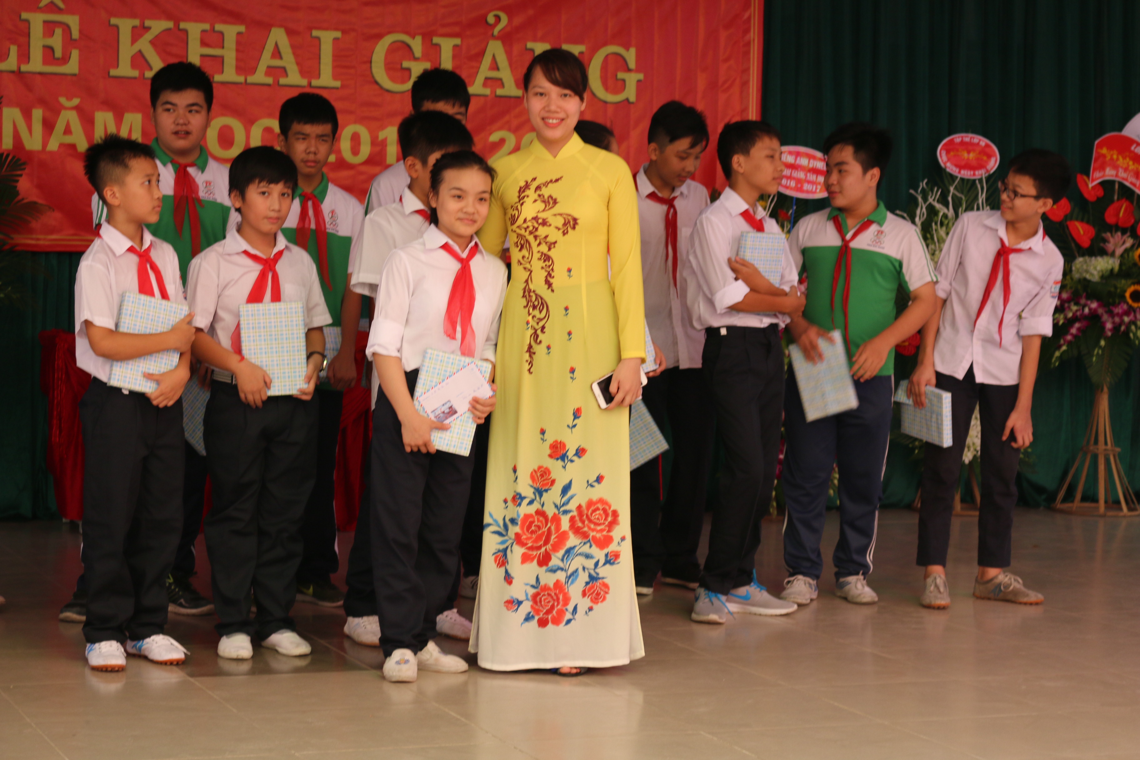 Cô Đỗ Thu Hoài - Chủ tịch công đoàn nhà trường trao quà cho học sinh trong buổi lễ.JPG